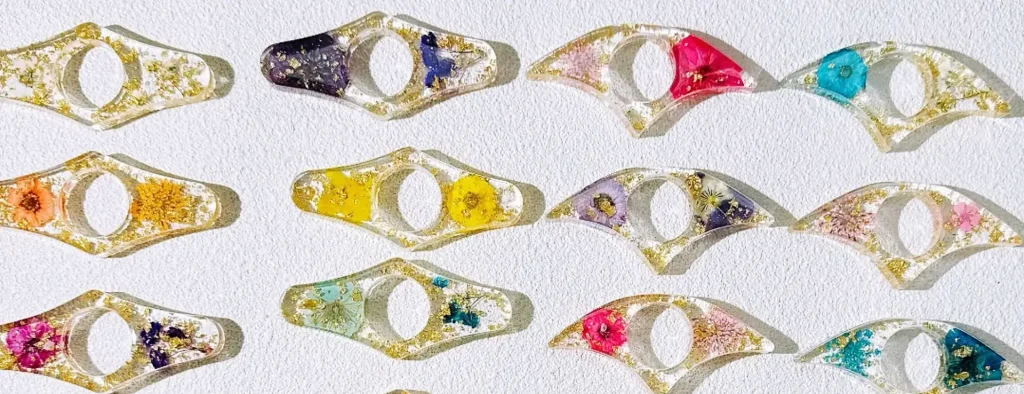 bague de lecture en résine inclusion fleurs séchées transparence