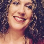 utilisatrice satisfaite de la bague de lecture Élise